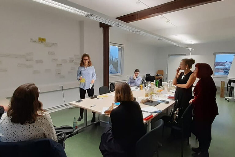 Elizaveta Firsova, längst till vänster, är koordinator för projektet.