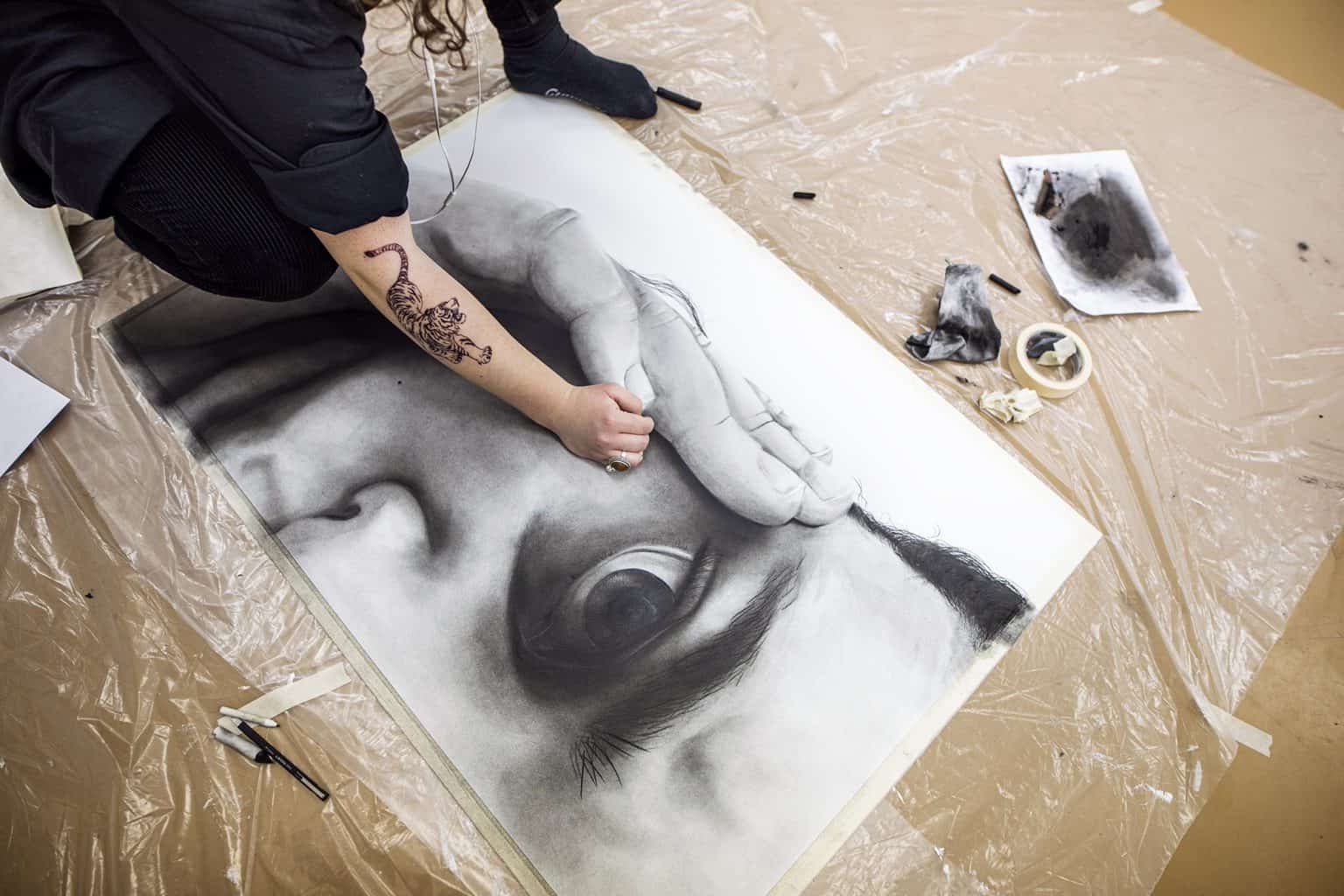 Felicia Hjorth Liedmans självporträtt i kol.